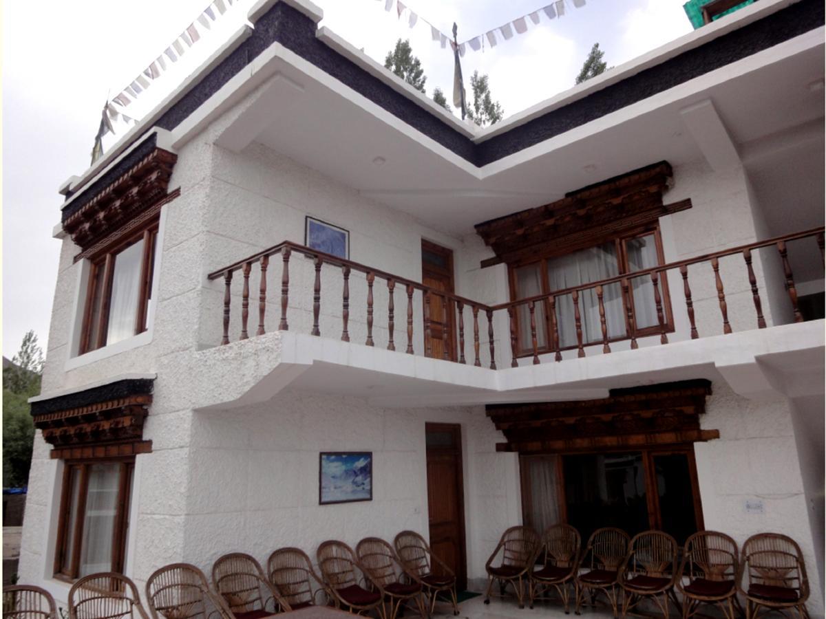 Hotel Holiday Ladakh Лех Екстер'єр фото